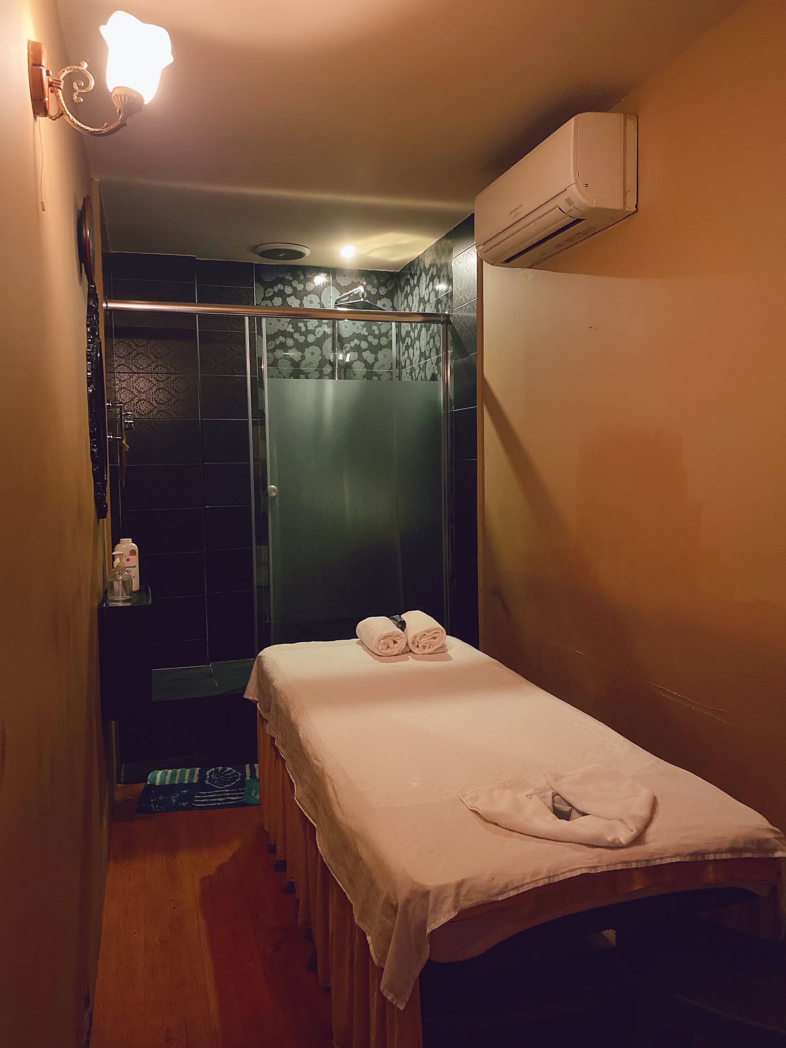 Private massage room with an en-suite shower at Qin Spa